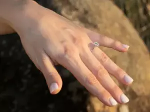 Mi prometido me dijo que su abuela quería conocerme antes de la boda. Al llegar, una enfermera me llevó aparte y me dijo: "No creas ni una palabra".