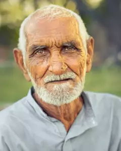 Un hombre de 87 años regresa a casa del hospital y descubre que le habían sacado sus pertenencias – Historia del día