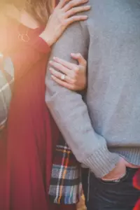 Atrapé a un hombre en nuestro armario y al principio sospeché que mi esposa me engañaba, pero la verdad fue mucho más impactante.