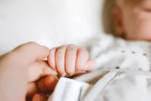 Mi marido me dio un bebé el Día de la Madre, pero cuando descubrí de quién era el hijo, mi mundo se derrumbó.