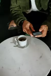Mi esposo dijo que él se encargaría de la cena en nuestro aniversario, luego pidió comida para llevar y se olvidó de que yo estaba en casa.