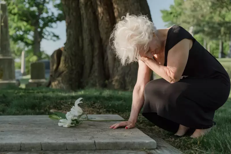 Un año después de la muerte de su hijo, una mujer ve la tumba de su nuera en el cementerio – Historia del día
