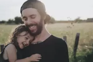 Un hombre escucha a su hermano susurrarle a su hija: «¡Soy tu verdadero papá!» – Historia del día