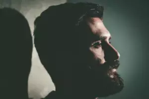 Un hombre escucha a su hermano susurrarle a su hija: «¡Soy tu verdadero papá!» – Historia del día