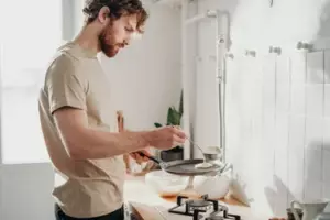 Un hombre escucha a su hermano susurrarle a su hija: «¡Soy tu verdadero papá!» – Historia del día