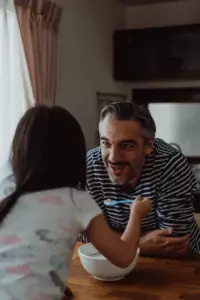 Un hombre escucha a su hermano susurrarle a su hija: «¡Soy tu verdadero papá!» – Historia del día