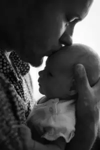 Un hombre escucha a su hermano susurrarle a su hija: «¡Soy tu verdadero papá!» – Historia del día