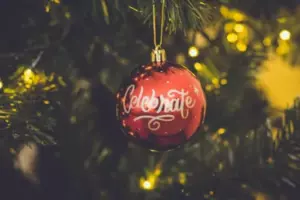 Mi suegra dejó a cinco niños en nuestra puerta y dijo: "¡Son tuyos hasta septiembre!". Lo que hice después la hizo llorar.