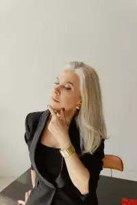Mi suegra se burló de mí por hacer mi propio pastel de bodas y luego se atribuyó el mérito en su discurso.
