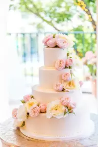 Mi suegra se burló de mí por hacer mi propio pastel de bodas y luego se atribuyó el mérito en su discurso.