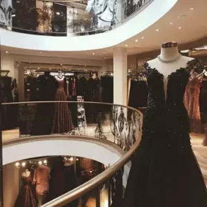 Mi madrastra dijo que el baile de graduación fue "una pérdida de dinero" justo después de gastar $3,000 en el vestido de mi hermanastra. Se puso pálida cuando me vio en el baile.