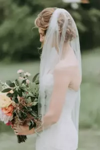 En la boda de mi hermana, mi hijo me agarró la mano y me susurró: «Mamá... ¡Tenemos que irnos! ¡Ya!». Lo que me mostró lo cambió todo.