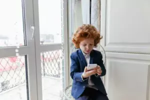 En la boda de mi hermana, mi hijo me agarró la mano y me susurró: «Mamá... ¡Tenemos que irnos! ¡Ya!». Lo que me mostró lo cambió todo.