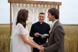 En la boda de mi hermana, mi hijo me agarró la mano y me susurró: «Mamá... ¡Tenemos que irnos! ¡Ya!». Lo que me mostró lo cambió todo.