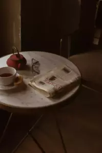 Un anciano promete esperar a la mujer que ama en su café favorito y espera casi 20 años después — Historia del día
