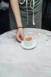 Un anciano promete esperar a la mujer que ama en su café favorito y espera casi 20 años después — Historia del día