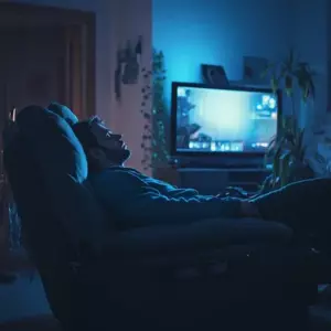 Mi esposo nos echó a mí y a nuestros tres hijos, así que toqué la primera puerta que vi y pedí trabajo — Historia del día