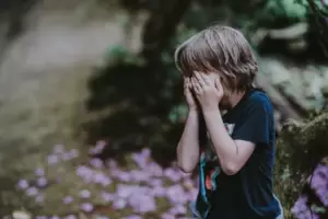 Un niño visita la tumba de su hermano gemelo y no regresa a casa ni siquiera a las 11 de la noche — Historia del día