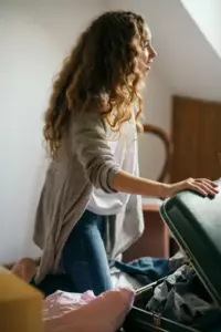 Mi esposo dijo que usó la habitación de invitados como almacenamiento mientras yo no estaba. Entonces escuché un sonido extraño que venía del interior.
