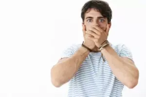 Mi esposo dijo que usó la habitación de invitados como almacenamiento mientras yo no estaba. Entonces escuché un sonido extraño que venía del interior.