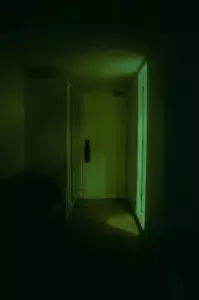 Mi esposo dijo que usó la habitación de invitados como almacenamiento mientras yo no estaba. Entonces escuché un sonido extraño que venía del interior.