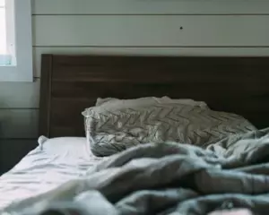 Mi esposo de 22 años comenzó a sacar la basura a las 3 a. m., así que una noche lo seguí.