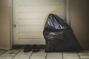 Mi esposo de 22 años comenzó a sacar la basura a las 3 a. m., así que una noche lo seguí.