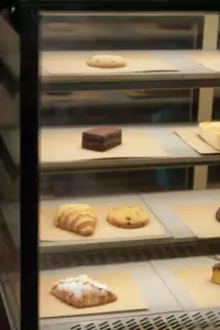 Los parientes de mi esposo trataron mi panadería como su bufé personal, así que les serví una muestra de su propia medicina.