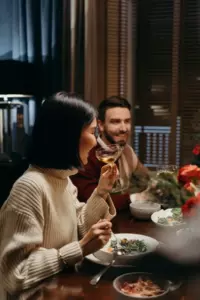 Mi esposa empezó a regar las plantas a medianoche, así que miré afuera y no podía creer lo que realmente estaba haciendo.