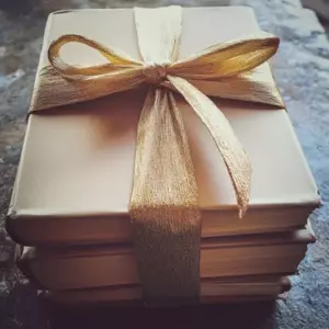 En la fiesta de cumpleaños de mi esposo, mi hijo señaló a una invitada y dijo: "Es ella. ¡La misma falda!".