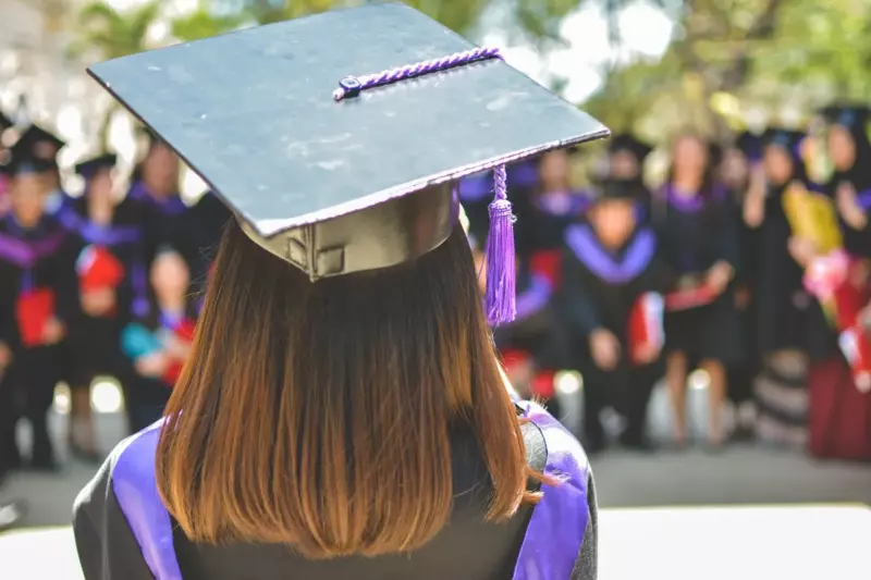 Una niña se avergüenza de su padre "sucio" que trabaja como minero de carbón y llora cuando él toma el micrófono en su graduación — Historia del día