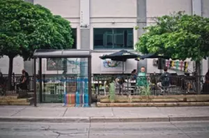 Una chica da lo que le queda de dinero para pagar la multa de un desconocido en el autobús y llora al verlo en su fiesta de graduación — Historia del día