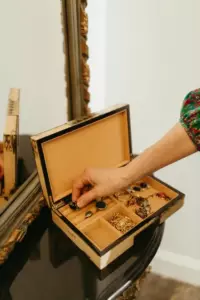 Mi esposo vendió la reliquia de mi familia para comprarse una consola de juegos: la lección que aprendió después permanecerá con él para siempre.