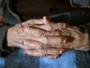 Mi suegra siempre me odió sin motivo, pero luego dijo que se estaba muriendo y me dio las llaves de un motel con una nota que decía "Lo siento" – Historia del día