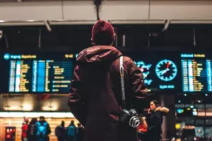 Una madre con derecho exige el juguete de mi hijo y un pasajero y un auxiliar de vuelo la desaniman.
