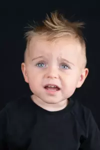 Una madre con derecho exige el juguete de mi hijo y un pasajero y un auxiliar de vuelo la desaniman.