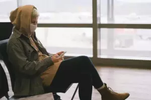 Una madre con derecho exige el juguete de mi hijo y un pasajero y un auxiliar de vuelo la desaniman.