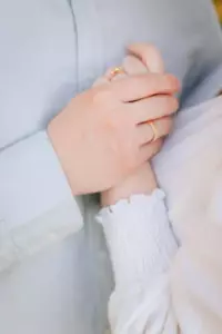 Mi suegra saboteó el vestido de mi hija antes de un concurso escolar porque no era su nieta biológica