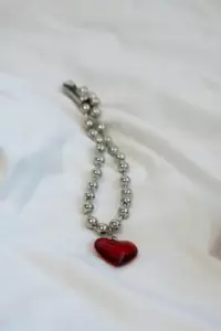 Mi suegra saboteó el vestido de mi hija antes de un concurso escolar porque no era su nieta biológica