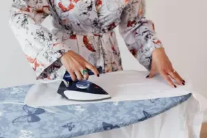 Una mujer recibe un collar lujoso por correo y descubre que lo enviaron por error — Historia del día