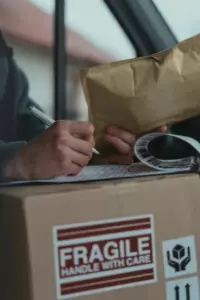 Una mujer recibe un collar lujoso por correo y descubre que lo enviaron por error — Historia del día