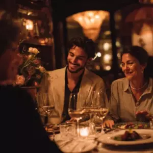 La mamá de mi prometido gritó: "¡Te arrepentirás de este matrimonio!" en nuestra cena de ensayo. Nunca esperé que tuviera tanta razón.
