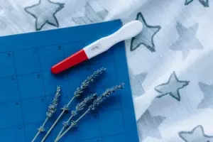 "Me divorcio de ti": La impactante sorpresa de Kinder que recibí tras contarle a mi esposo que estaba embarazada – Historia del día
