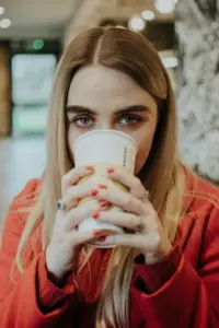 Mi hijastro me susurró antes de la boda: "No te cases con papá". Lo que me dio lo cambió todo.