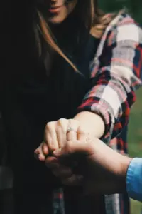 Mi hijastro me susurró antes de la boda: "No te cases con papá". Lo que me dio lo cambió todo.