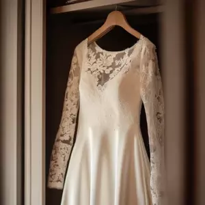 Mi futura suegra apareció en mi boda con un vestido idéntico al mío, pero la reacción de mi novio hizo que toda la iglesia se quedara en silencio.