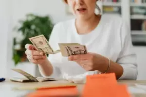 Lo sacrifiqué todo para pagar la universidad de mi hija, hasta que una llamada lo cambió todo — Historia del día