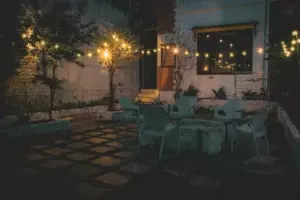 Desde que el amigo de mi hijo se unió a nuestros eventos familiares, siguieron sucediendo cosas extrañas. Entonces vi su collar y me congelé.