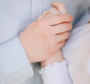 Mi suegra saboteó el vestido de mi hija antes de un concurso escolar porque no era su nieta biológica