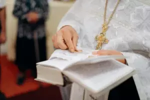 Todos mis padrinos de boda se opusieron a mi boda excepto uno